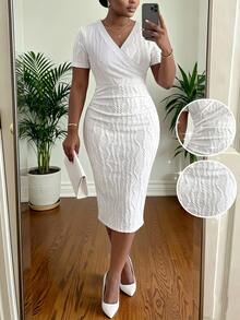 SHEIN Lady CURVE 大码女式V领短袖修身优雅连衣裙 - 白色 - 查看 1