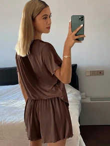 Livesso 夏季舒適純色極簡針織密針下擺波浪邊女款居家休閒套裝 - 棕色 - 查看 2