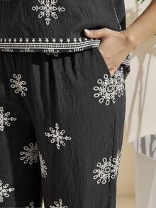 Comfylo 2pcs/Set Kaos Lengan Pendek Leher V Ukuran Besar dan Celana Panjang Elegan untuk Wanita - Hitam - View 7