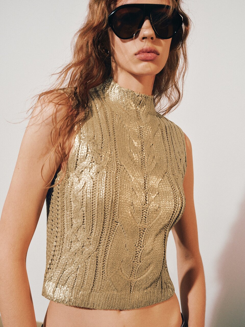 MOTF HALF-HIGH NECK GOLD FOIL CROPPED SLEEVELESS KNIT TOP