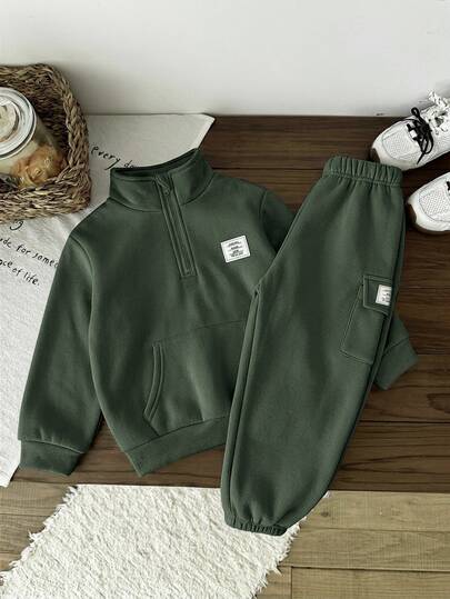 SHEIN طقم 2 قطعة للأولاد الصغار، سويت شيرت كاجوال مريح متعدد الاستخدامات بياقة واقفة وسحاب نصفي مع جيب مرقع وزينة ملصق منسوج متباين، وبنطلون كارغو رياضي فضفاض جداً مبطن حرارياً وموبر سميك للشتاء