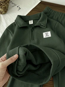 SHEIN 2件組男童休閒舒適百搭立領半拉鍊套頭衛衣，附貼袋裝飾、對比色梭織標籤與超寬鬆運動工裝褲，保暖內裡刷毛加厚冬季款 - 軍綠色 - 查看 7