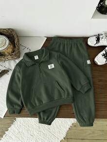 SHEIN 2件組男童休閒舒適百搭立領半拉鍊套頭衛衣，附貼袋裝飾、對比色梭織標籤與超寬鬆運動工裝褲，保暖內裡刷毛加厚冬季款 - 軍綠色 - 查看 5