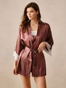 Hourtrue Elegant sexigt 3-delat pyjamasset i satin för dam med kontrastfärgad spets, urringad camisole, shorts och morgonrock - Brun - Visa 7