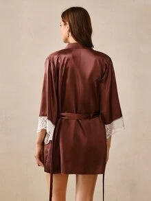 Hourtrue Elegant sexigt 3-delat pyjamasset i satin för dam med kontrastfärgad spets, urringad camisole, shorts och morgonrock - Brun - Visa 3