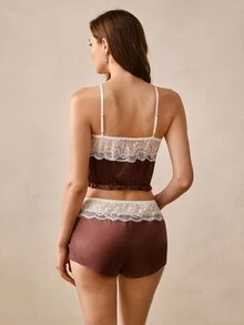 Hourtrue Elegant sexigt 3-delat pyjamasset i satin för dam med kontrastfärgad spets, urringad camisole, shorts och morgonrock - Brun - Visa 2