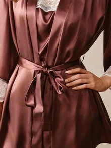 Hourtrue Elegant sexigt 3-delat pyjamasset i satin för dam med kontrastfärgad spets, urringad camisole, shorts och morgonrock - Brun - Visa 8