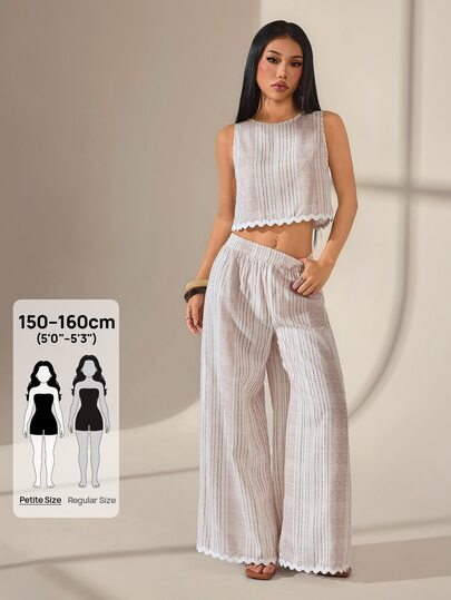 SHEIN PETITE 女款條紋圓領無袖上衣與長褲兩件套，度假、夏季亞麻風休閒條紋荷葉邊飾對比色無袖兩件套，荷葉邊下擺上衣 + 寬腿長褲，夏季度假、咖啡廳、休閒穿搭熱門款，復古風造型。女款鄉村風穿搭、女款工作穿搭、女款海邊度假穿搭、女款休閒套裝、女款夏季穿搭