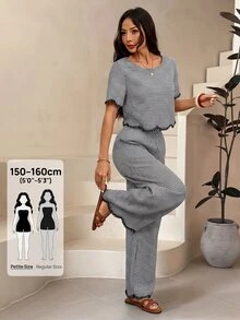 SHEIN PETITE 2件組女款夏季休閒黑白格紋對比色圓領短袖上衣與長褲套裝 - 黑與白 - 查看 3