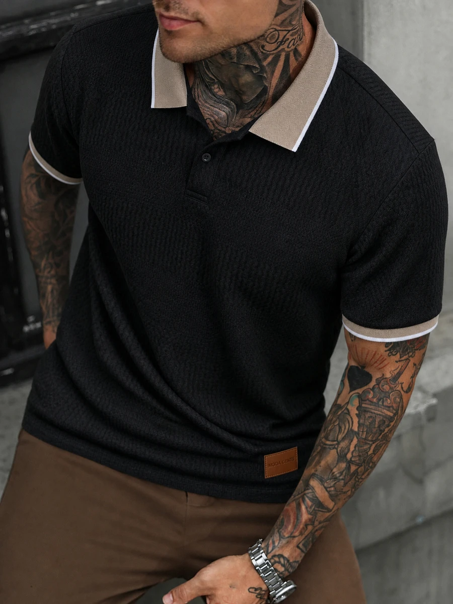 EGENSIO Kemeja Polo Pria Rajut Jacquard Bertekstur Warna Polos dengan Kerah dan Manset Bergaris, 2 Kancing - Hitam - View 1