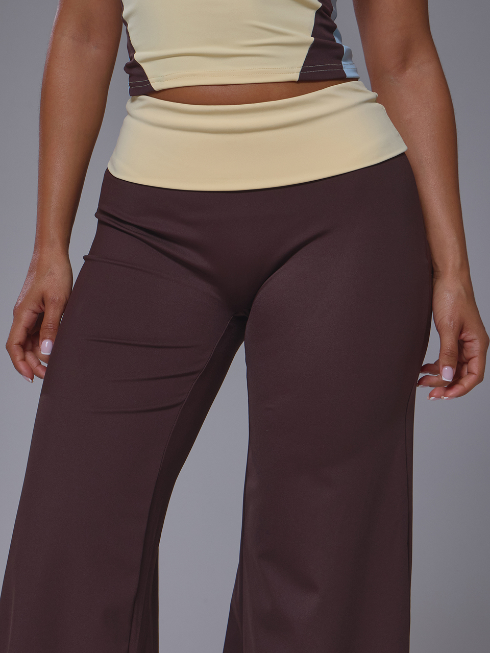 Leggings Sportivi Aderenti a Zampa con Vita Risvoltata (Solo Leggings)