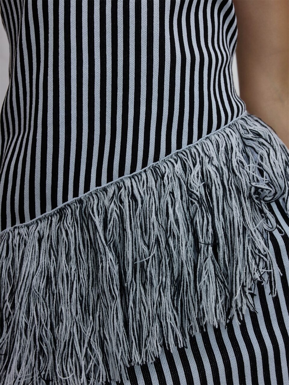 Gestreiftes asymmetrisches Stricktop mit Quasten-Saum, hohem Hals und Neckholder, süß, mädchenhaft, frech, für den Alltag