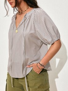 SHEIN LUNE Damen-Bluse in großen Größen für Frühling/Sommer mit französischem Karomuster, kurzen gerafften Laternenärmeln mit Kordelzug und V-Ausschnitt, romantisch-französischer lässiger Mode, vielseitig und klassisch - Braun - Übersicht 5