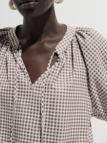 SHEIN LUNE Damen-Bluse in großen Größen für Frühling/Sommer mit französischem Karomuster, kurzen gerafften Laternenärmeln mit Kordelzug und V-Ausschnitt, romantisch-französischer lässiger Mode, vielseitig und klassisch - Braun - Übersicht 1