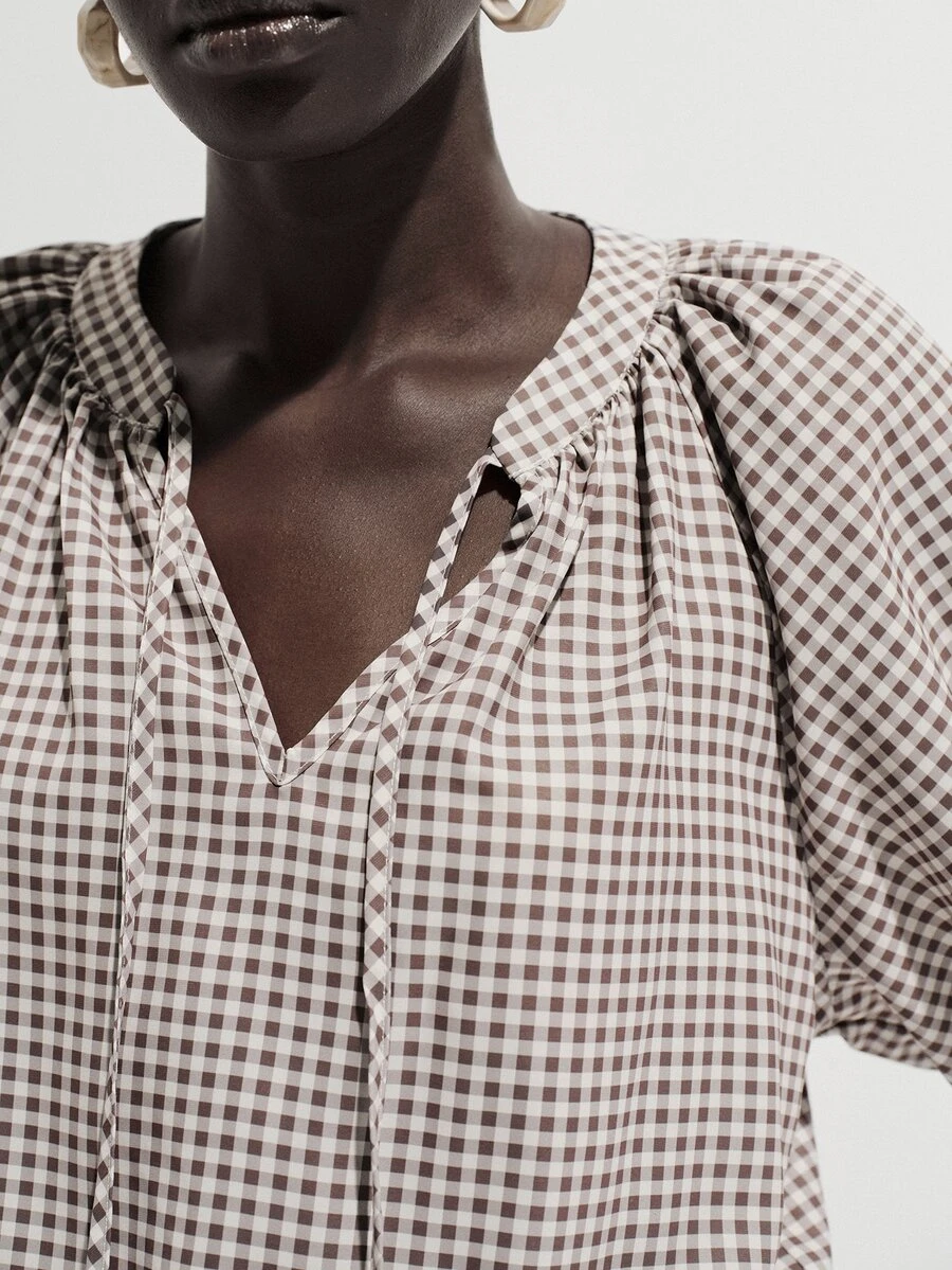 SHEIN LUNE Damen-Bluse in großen Größen für Frühling/Sommer mit französischem Karomuster, kurzen gerafften Laternenärmeln mit Kordelzug und V-Ausschnitt, romantisch-französischer lässiger Mode, vielseitig und klassisch - Braun - Übersicht 1