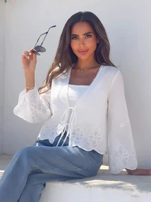 Alya Khalil 黑色深V领梭织衬衫，喇叭袖，通体印花，波西米亚风系带上衣，适合度假、下午茶、婚礼季、海滩游轮假期、城市自驾游、波西米亚风假期、音乐节、海滩装扮、复活节、海滩等场合，优雅百搭。 - 白色 - 查看 6