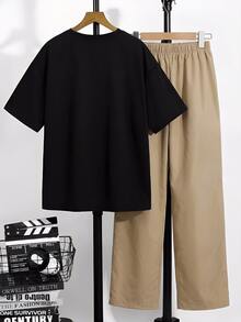 SHEIN 两件套男童简约小写字母撞色纹理深灰色短袖T恤搭配乳白色工装裤套装，休闲学院风，舒适时尚，简约实用，百搭柔软面料，适合日常穿着，适合上学，适合旅行，适合户外运动，适合春、夏、秋、冬四季。 - 彩色 - 查看 2