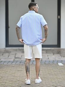 Devon Thys 2 件男士休闲时尚套装：条纹领短袖衬衫，7 粒扣设计，纯色柔软面料短裤，舒适服装 - 藍色 - 查看 3