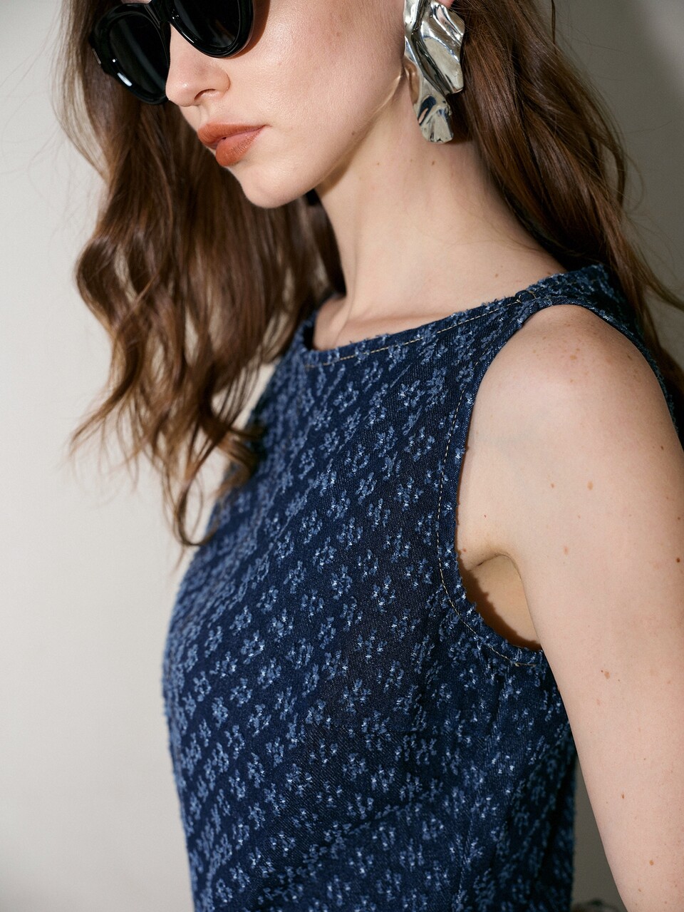 MOTF WOMEN'S SHORT DENIM DRESS WITH BOAT NECK, TEXTURED DENIM FABRIC, LOW WAIST AND BELT DETAIL