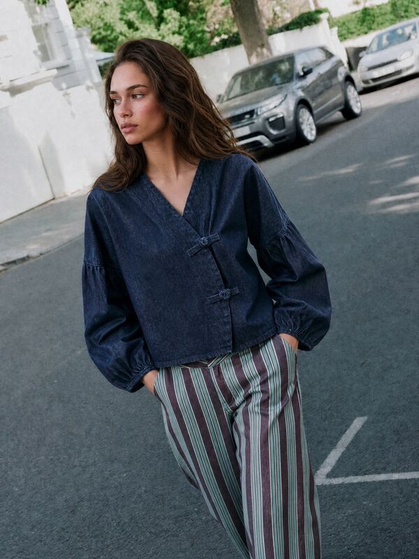 Nöista Áo khoác denim tay phồng với cúc cài kiểu nút ếch. Thu, mặc công sở, phong cách thường ngày thanh lịch.