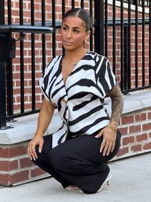 SAYEHFBABY 女款V領單排扣不對稱下擺時尚百搭休閒上衣，適合度假與秋季穿搭 - 彩色 - 查看 4