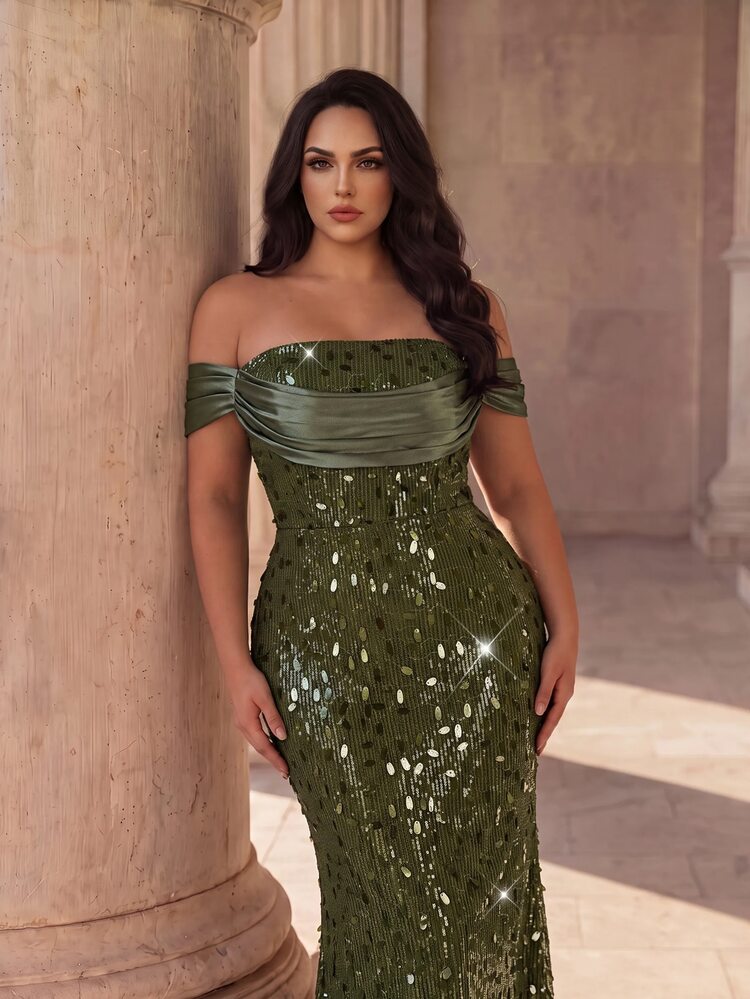 Coutiva Gaun Malam Mewah Ringan Bergaya Vintage Warna Hijau Tua dengan Detail Kerut dan Payet, Model Off-Shoulder, Ukuran Plus - Dark Green - View 9