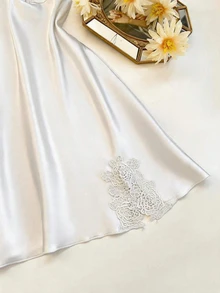 Charlaine 5件組女款仿絲綢睡衣套裝，含刺繡蕾絲V領吊帶上衣、短褲、長褲、洋裝睡裙及睡袍 - 白色 - 查看 5
