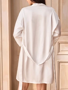 Charlaine Jubah Wanita Satin dengan Hiasan Renda Luxeloungewear, Musim Gugur, Musim Dingin - Putih - View 2