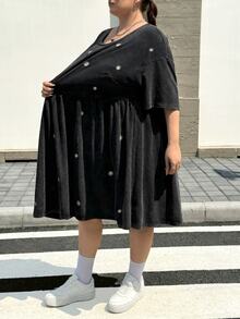 SHEIN CURVE+ Plus Size Round Neck Short Sleeve Loose Fit Dress With Dark Green Daisy, Fall Winter 2026 22W - Black - View 6