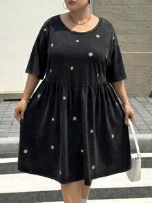 SHEIN CURVE+ Plus Size Round Neck Short Sleeve Loose Fit Dress With Dark Green Daisy, Fall Winter 2026 22W - Black - View 5