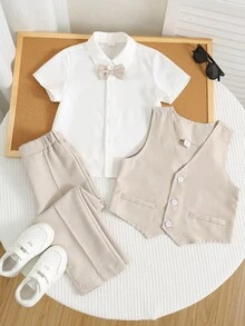 SHEIN LMoss Kids 男童三件套纯色短袖衬衫、马甲和长裤西装套装，绅士风格，适合儿童穿着，也适合男童日常穿着，例如返校、校服、幼儿园、生日派对、晚宴、婚礼、洗礼、开学典礼、日常穿着和旅行。 - 卡其色 - 查看 3