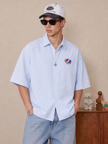 PEPSI X SHEIN FROVYX PAVTROS X 联名男士休闲街头风短袖衬衫，男士度假衬衫，宽松版型，蓝白条纹，印花图案，适合街头风格，夏季度假必备，送给男友的理想礼物 - 藍白色 - 查看 4