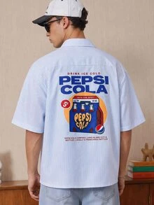 PEPSI X SHEIN FROVYX PAVTROS X 联名男士休闲街头风短袖衬衫，男士度假衬衫，宽松版型，蓝白条纹，印花图案，适合街头风格，夏季度假必备，送给男友的理想礼物 - 藍白色 - 查看 1
