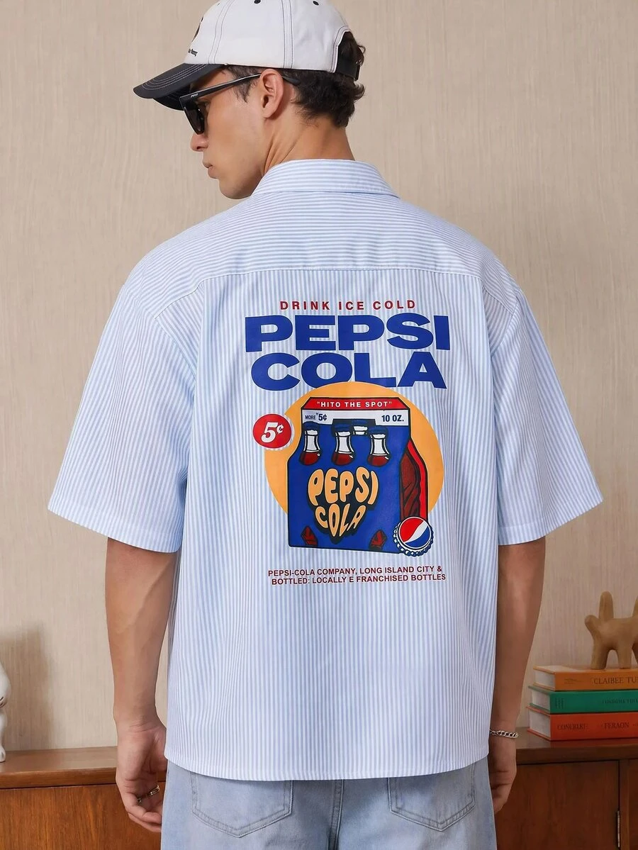 PEPSI X SHEIN FROVYX PAVTROS X 联名男士休闲街头风短袖衬衫,男士度假衬衫,宽松版型,蓝白条纹,印花图案,适合街头风格,夏季度假必备,送给男友的理想礼物 - 藍白色 - 查看 1
