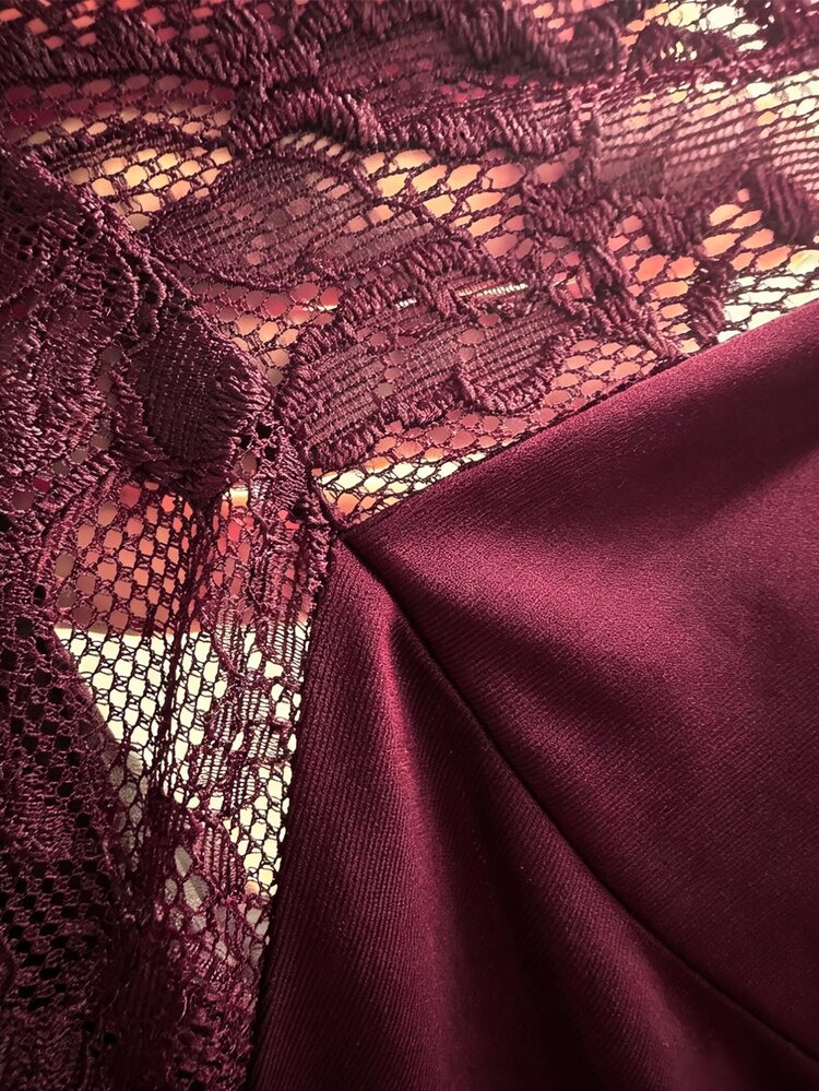 SweetSlumber Gaun Tidur Mini Seksi Berenda dengan Tali Bahu Tipis Gaya INS untuk Wanita - Burgundy - View 7