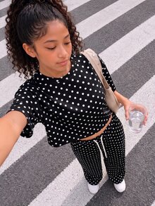SHEIN 2件組青少年女孩時尚圓點短套裝，短袖圓領寬鬆T恤搭配寬腿長褲，適合派對、度假、校園、日常休閒穿著，春夏季秋季適用 - 黑色 - 查看 9