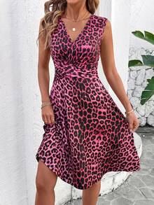 SHEIN Clasi Vestido Feminino de Verão com Estampa de Guepardo Rosa Anos 70, Elegante Decote em V Envolto Cruzado Torcido Plissado Cintura Elástica Linha A Sem Mangas para Noite e Festa - Pink - Visão 4