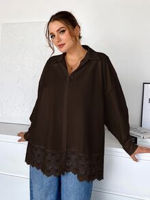 SHEIN Essnce Blusa de manga larga con botones simples y patchwork de encaje versátil para otoño, talla grande - Marrón - Ver 5