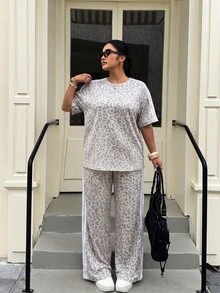 SHEIN EZwear 大尺碼女款豹紋拼色上衣與長褲休閒日常兩件套 - 淺灰色 - 查看 2