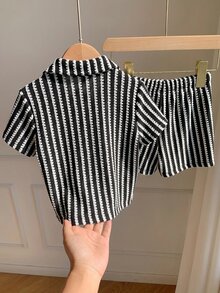 SHEIN 中性嬰兒男/女嬰 2件組 春夏休閒可愛度假風條紋短袖上衣與短褲套裝，男嬰套裝，男嬰夏季衣著 - 黑色 - 查看 2