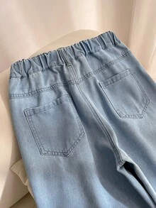 Genkimix Kids 少女两件套，复古风，少女牛仔套装，春夏款，浅蓝色牛仔布，荷叶边下摆短款牛仔吊带背心，搭配浅蓝色宽松直筒牛仔裤，面料柔软舒适，适合派对、上学、通勤、日常穿着。 - 淺色水洗藍 - 查看 3