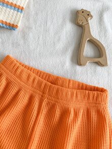 SHEIN Playful Pals 2件套幼儿男童时尚黑白条纹华夫格针织面料口袋圆领短袖T恤和黑色弹力腰字母贴片短裤套装，夏季 - 橘色 - 查看 8