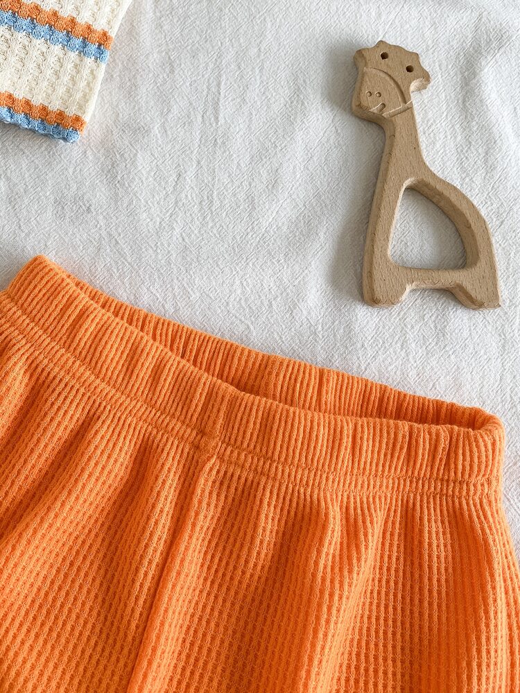 SHEIN Playful Pals 2件套幼儿男童时尚黑白条纹华夫格针织面料口袋圆领短袖T恤和黑色弹力腰字母贴片短裤套装，夏季 - 橘色 - 查看 8