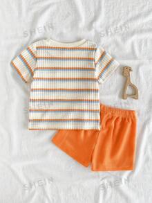 SHEIN Playful Pals 2件套幼儿男童时尚黑白条纹华夫格针织面料口袋圆领短袖T恤和黑色弹力腰字母贴片短裤套装，夏季 - 橘色 - 查看 2