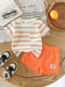 SHEIN Playful Pals 2件套幼儿男童时尚黑白条纹华夫格针织面料口袋圆领短袖T恤和黑色弹力腰字母贴片短裤套装，夏季 - 橘色 - 查看 1