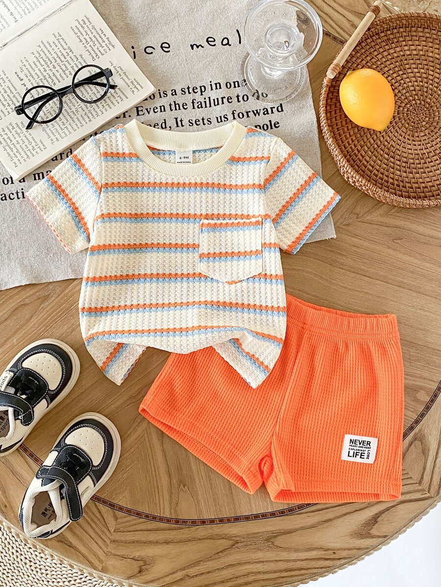 SHEIN Playful Pals 2件套幼儿男童时尚黑白条纹华夫格针织面料口袋圆领短袖T恤和黑色弹力腰字母贴片短裤套装,夏季 - 橘色 - 查看 1