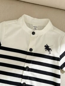 SHEIN 男嬰藍色與白色夏季拼色條紋 Polo 短袖鈕扣襯衫與純色鬆緊腰短褲 2 件套，休閒學院風，適合外出、旅行與上學 - 彩色 - 查看 6