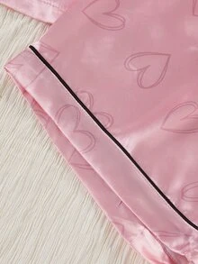 女童與年輕女性睡衣盲盒，包含1套粉色提花口袋刺繡套裝、1套橘色口袋刺繡套裝、1套粉色愛心印花套裝、1套紫色愛心印花套裝、1套白色愛心印花套裝，5套隨機發1套，舒適柔軟緞面翻領開襟短袖短褲居家休閒套裝，適合夏季居家室內穿著，5套睡衣隨機發1套 - 彩色 - 查看 8
