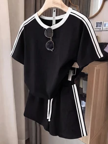 SHEIN 青少年女孩 T 恤套裝，2 件組，黑白針織休閒寬鬆版型，美式英文標語印花圓領短袖 T 恤與印花短褲，適合夏季與街頭運動 - 黑與白 - 查看 1