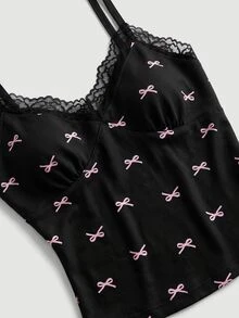 SHEIN MOD طقم نوم للنساء، قميص كامي بياقة على شكل فيونكة وطباعة ناعمة وتطريز دانتيل وبنطلون طويل - الأسود - مشاهدة 4